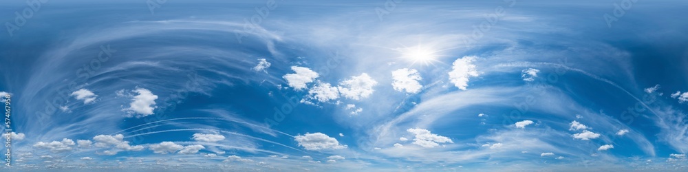Nahtloses Panorama mit weiß-blauem Himmel 360-Grad-Ansicht mit schöner Cirrus-Bewölkung zur Verwendung in 3D-Grafiken als Himmelskuppel oder zur Nachbearbeitung von Drohnenaufnahmen
