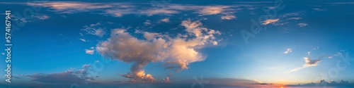 Nahtloses Himmels-Panorama mit romantischem Abendhimmel, 360-Grad-Ansicht mit rötlichen Wolken zur Verwendung in 3D-Grafiken als Himmelskuppel oder zur Nachbearbeitung von Drohnenaufnahmen 