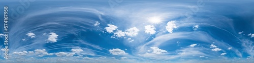 Nahtloses Panorama mit weiß-blauem Himmel 360-Grad-Ansicht mit schöner Cirrus-Bewölkung zur Verwendung in 3D-Grafiken als Himmelskuppel oder zur Nachbearbeitung von Drohnenaufnahmen 