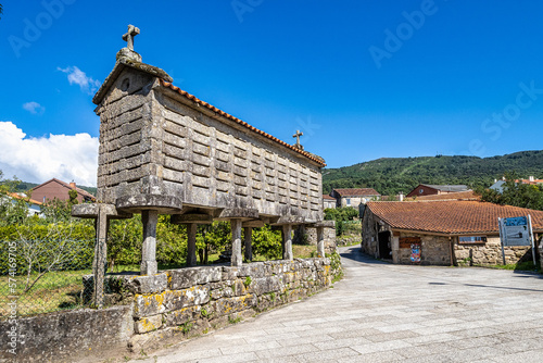 Fotografía The long and narrow grain store, horreo at Carnota in Galicia, Spain