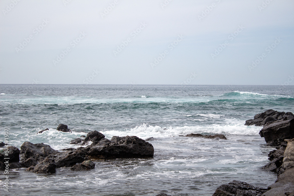 Blick auf den Atlantik mit Steinen und KLippen von Fuerteventura Blick auf den Atlantik mit Steinen und KLippen von Fuerteventura