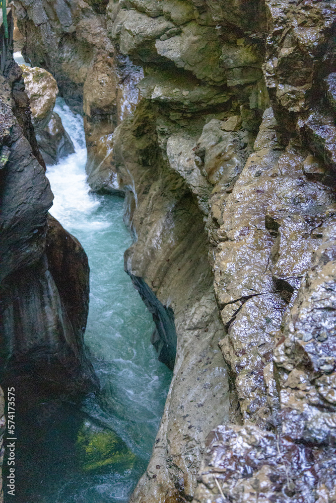 Klamm Gebirgsfluss Alpen mit Steinen und Felsen