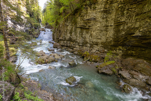 Klamm Gebirgsfluss Alpen mit Steinen und Felsen