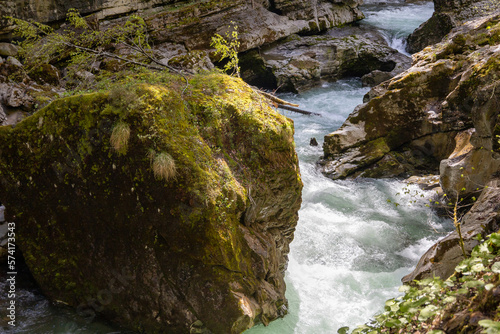 Klamm Gebirgsfluss Alpen mit Steinen und Felsen © carolindr18