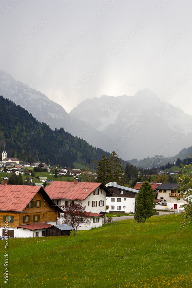 Wunderschönes Alpenpanorama eines Dorfes mit Bergen