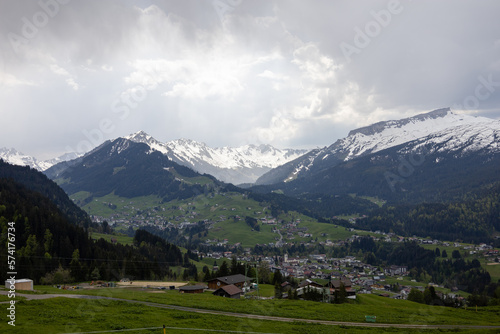 Wunderschönes Alpenpanorama mit Bergen und Schnee im Hintergrund