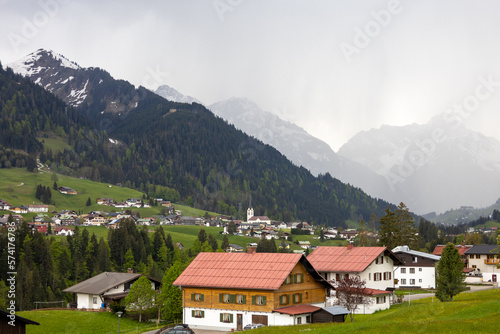 Wunderschönes Alpenpanorama mit Bergen und Schnee im Hintergrund