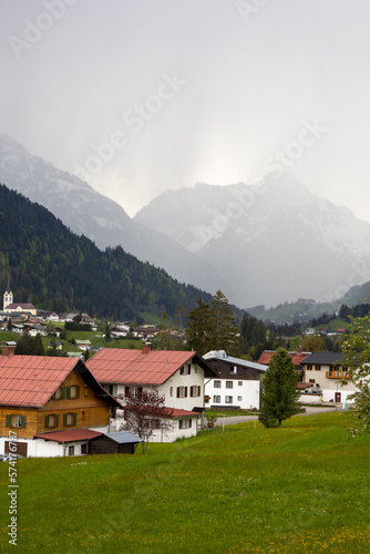 Wunderschönes Alpenpanorama eines Dorfes mit Bergen