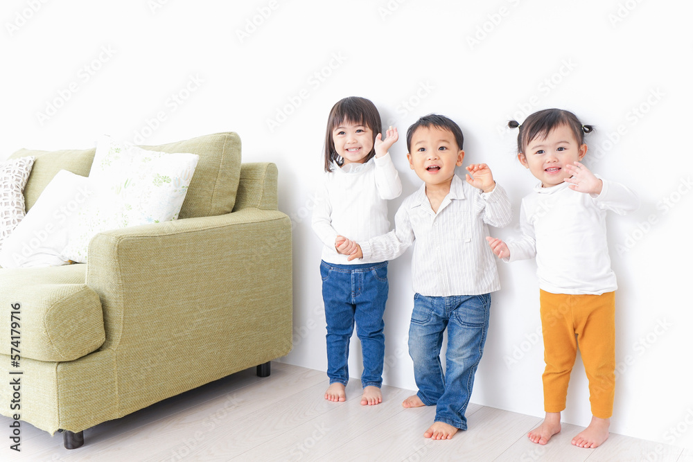 手をつなぐ仲良しの子供たち