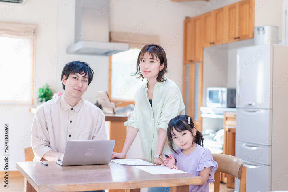 Fototapeta premium テレワークをする夫婦と子供