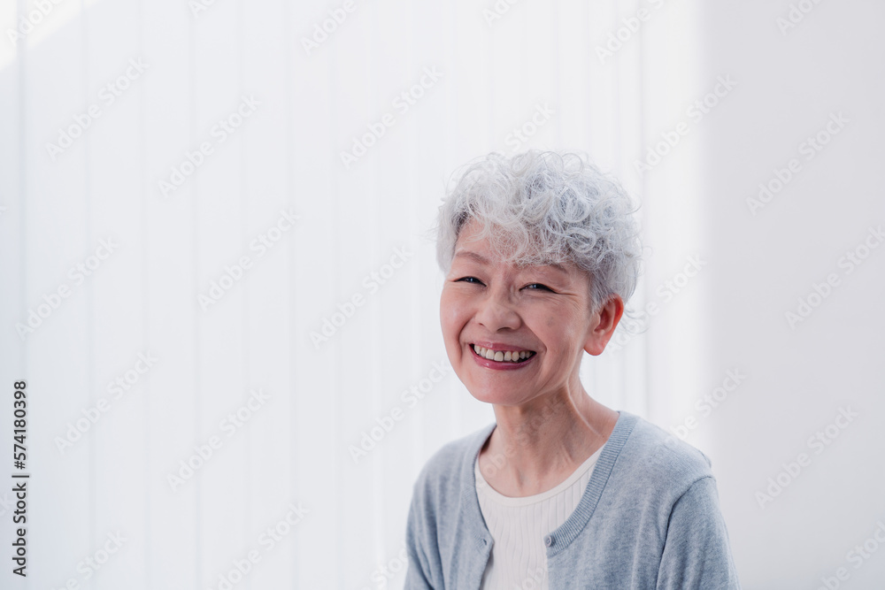 生き生きとほほえむシニアの女性 生き生きとほほえむシニアの女性