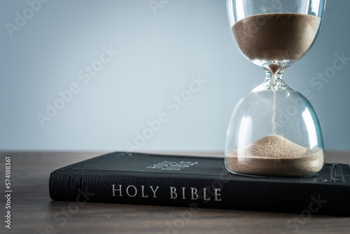 Canvas Print Hourglass and bible