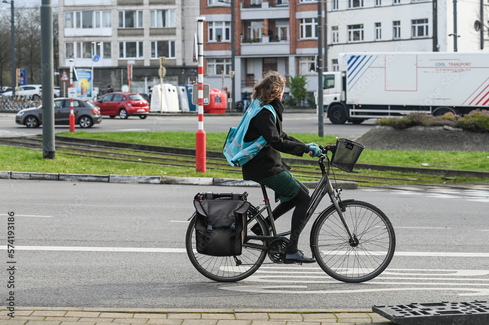 velo Belgique Bruxelles cycliste circulation femme gillet fluo