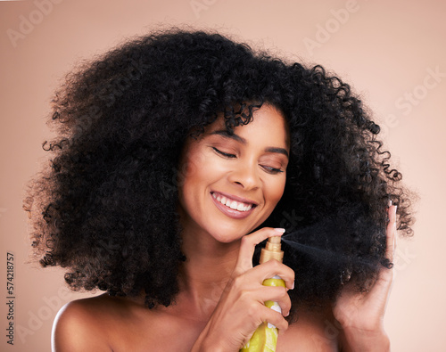 Foto Model, happy or afro hair spray on isolated studio background in frizz control, curly management or oil treatment