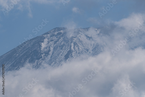 雲がかかる富士山 © rai