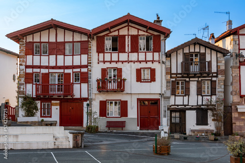 Fototapeta Façades de maisons basques typiques dans le village d'Ainhoa, France, commune si