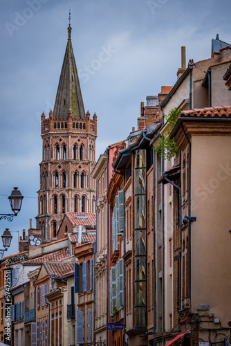 Fotografia View on Saint Sernin Basilica bell tower from a street in Toulouse old town (Sou