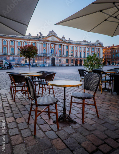 Chairs, tables and sunshade of a café terrace on the Capitole square in Toulouse in the south of France (Haute Garonne) © Pernelle Voyage