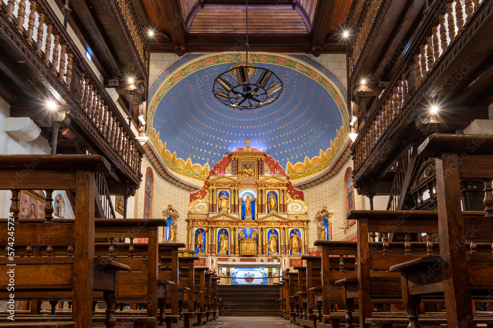 Obraz premium Vue intérieure de l’église Notre Dame de l'Assomption à Ainhoa, France, monument historique du 13ème siècle situé dans le département français des Pyrénées Atlantiques