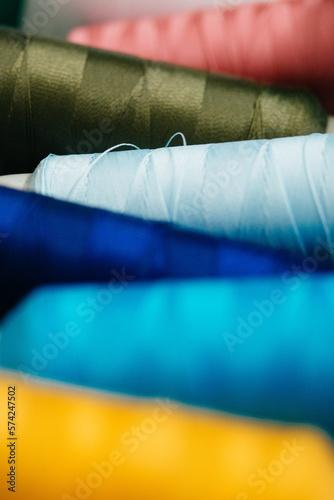 Kolorowe nici krawieckie. Warsztat krawca, szwalnia marki odzieżowej. 