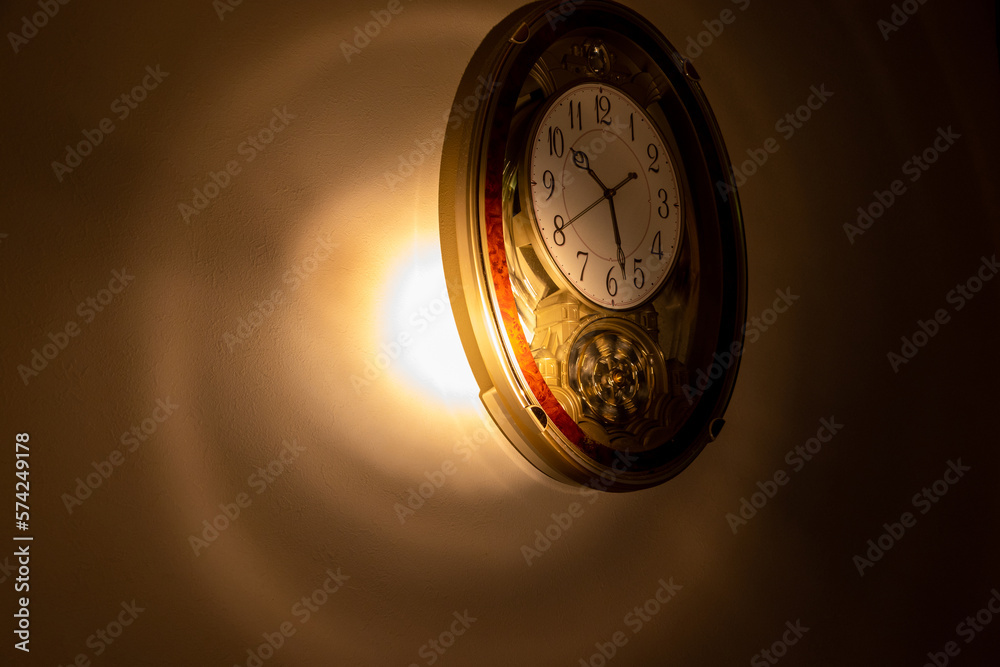 懐中電灯の光に照らされた壁掛け時計 懐中電灯の光に照らされた壁掛け時計