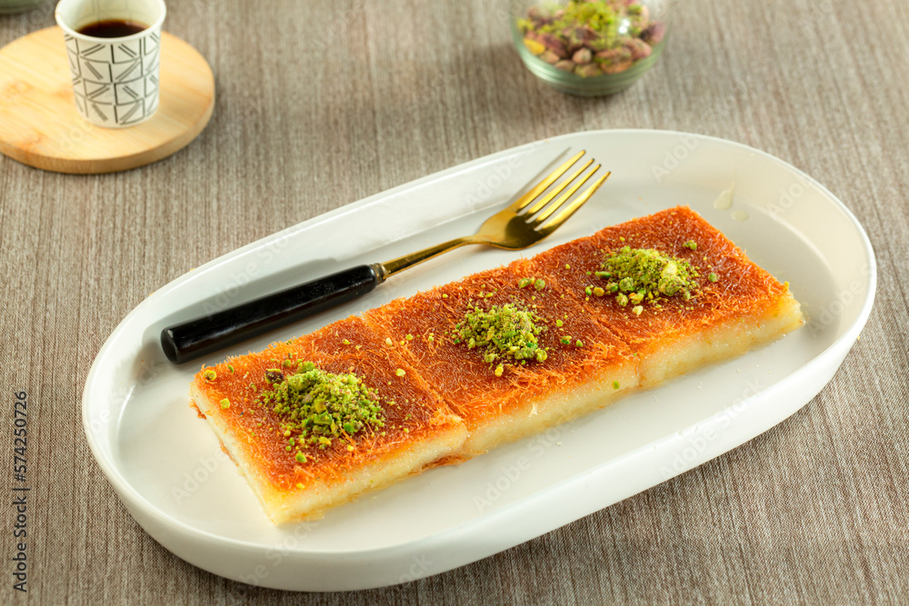 oriental arabic sweets Traditional ghee kunafa with cream StockFoto