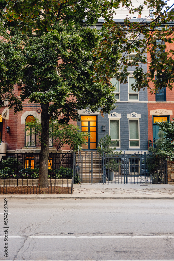 Fototapeta premium Chicago townhouse, street scene, Lincoln Park, Illinois on a summer day