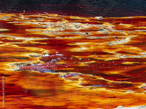 El Rio Tinto,  provincia de Hueva. Su color característico se debe a la  gran cantidad de sulfuros de metales pesados. Dada la acidez de sus aguas sólo sobreviven microorganismos llamados extremofilos photo