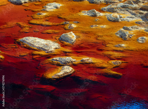 El Rio Tinto,  provincia de Hueva. Su color característico se debe a la  gran cantidad de sulfuros de metales pesados. Dada la acidez de sus aguas sólo sobreviven microorganismos llamados extremofilos photo