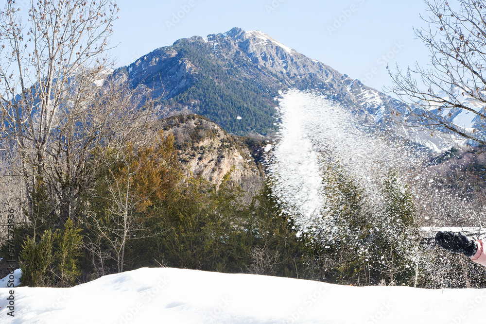 Fototapeta premium montaña con nieve, bosque, mano tirando nieve, pirineos