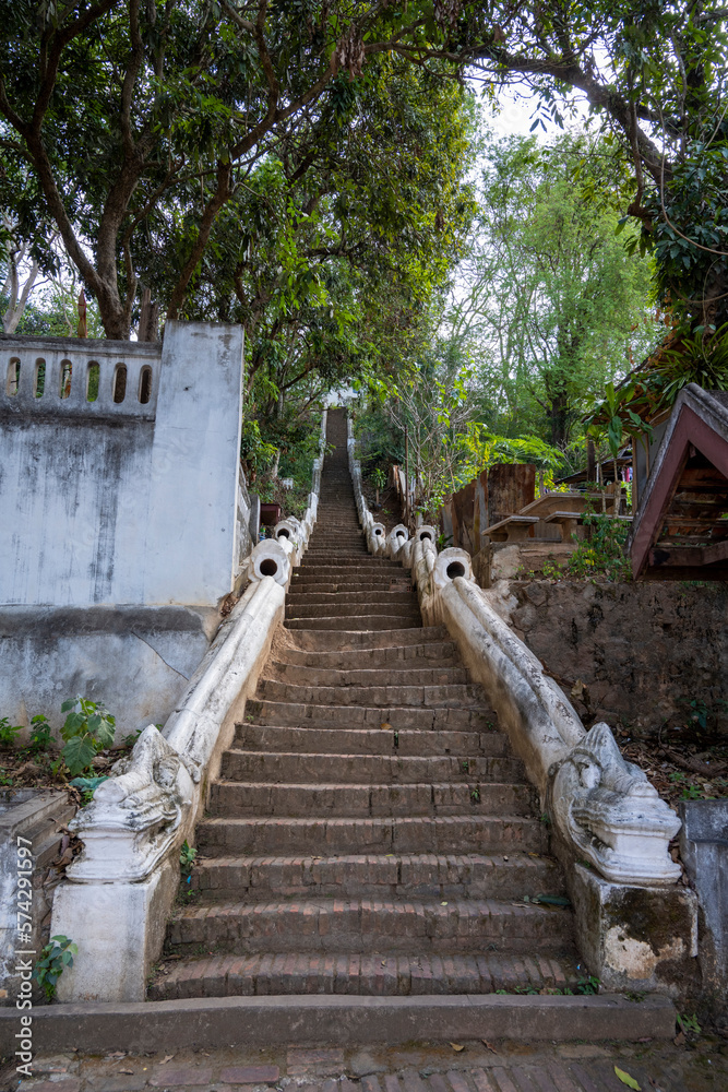 Escalier ancien menant au mont Phousy