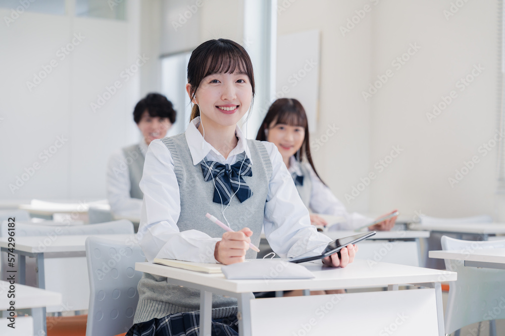 タブレット端末で授業を受ける高校生 タブレット端末で授業を受ける高校生