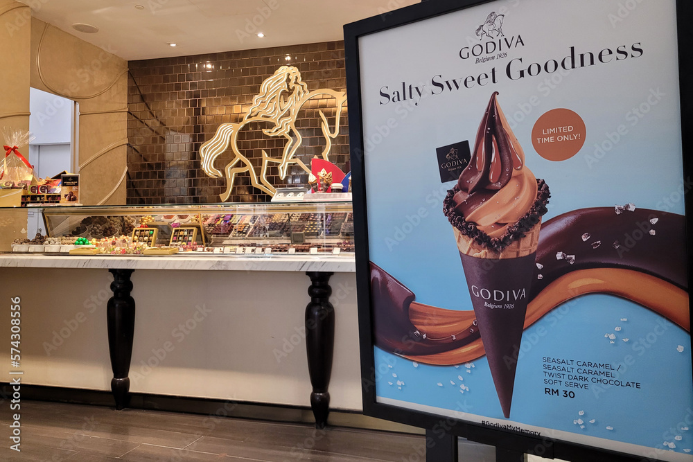 Foto de PENANG, MALAYSIA 22 FEB 2023 View o GODIVA Chocolate store in shopping mall. GODIVA