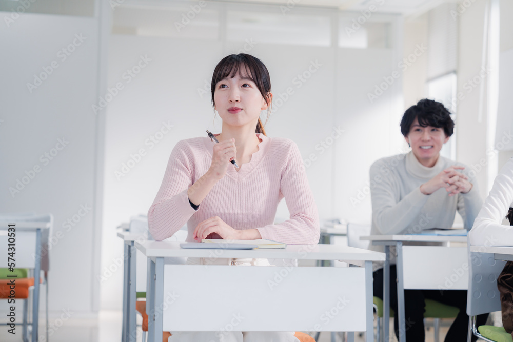 キャンパスで講義を受ける大学生 キャンパスで講義を受ける大学生