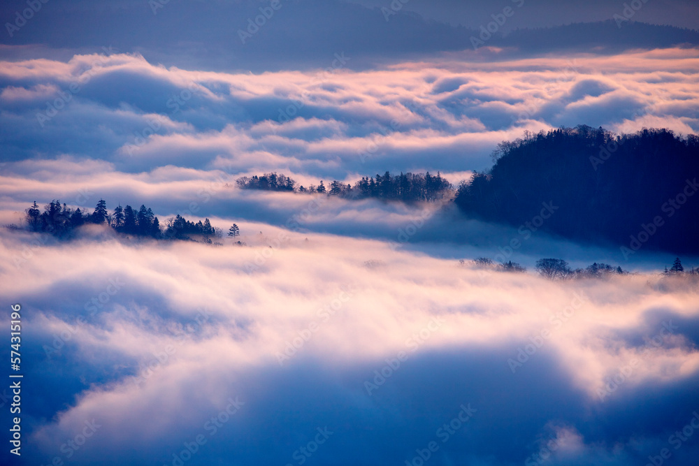 日の出に染まる雲海と森（美幌峠よりー屈斜路湖）
