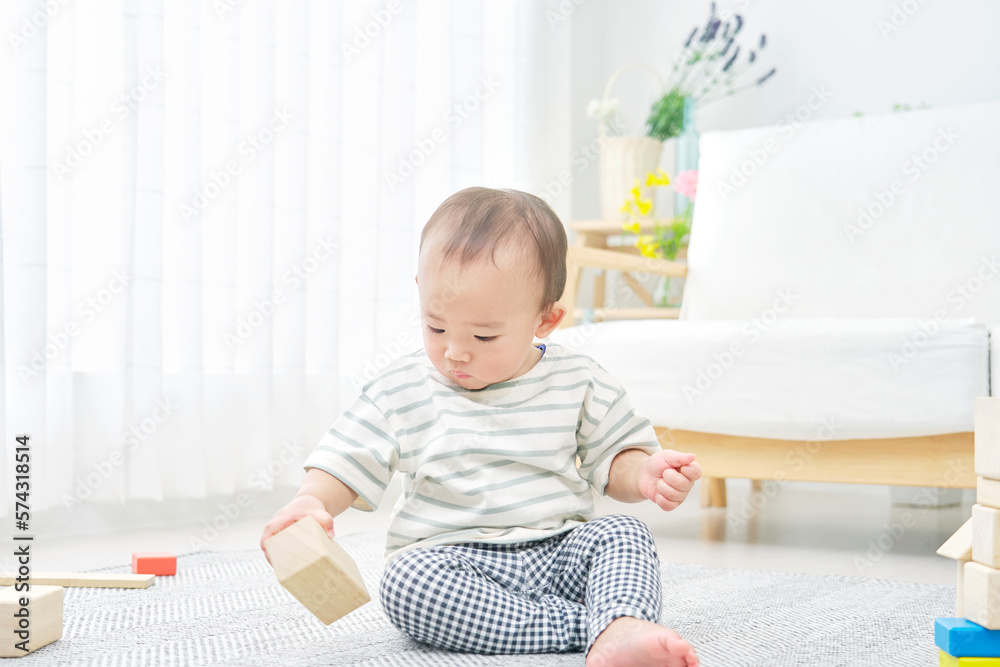 家で積み木で遊ぶ乳児 家で積み木で遊ぶ乳児