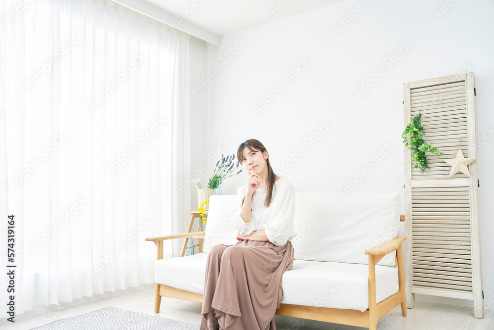 家で考える女性 家で考える女性