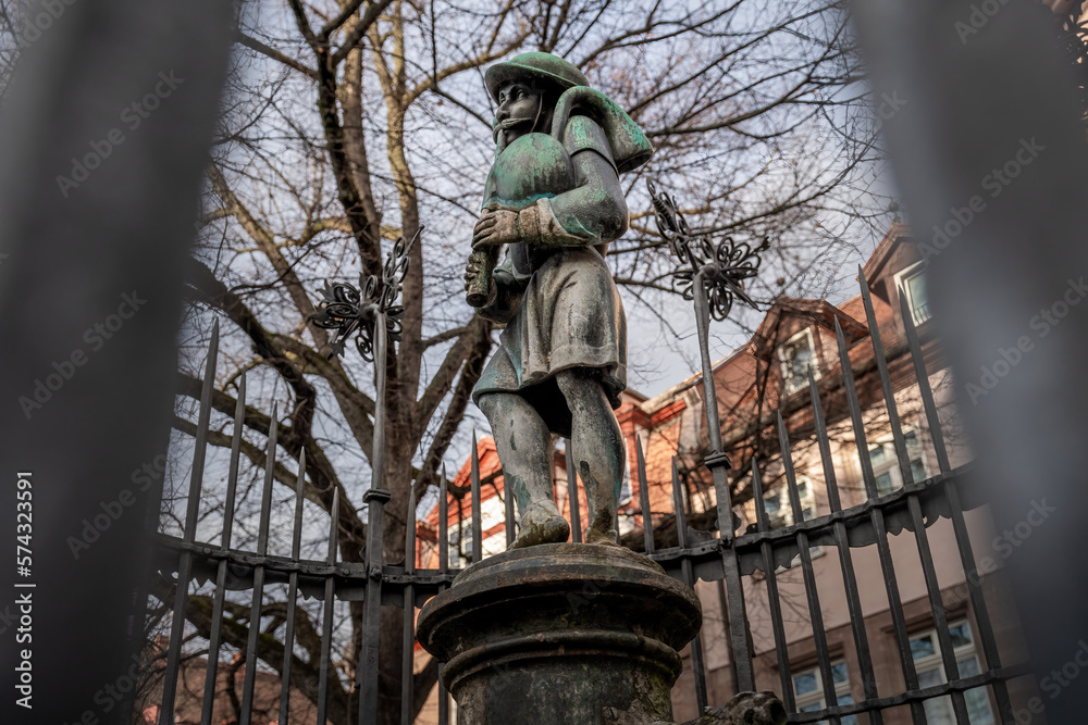 Obraz premium Bagpiper Fountain (Dudelsackpfeiferbrunnen) at Unschlittplatz Square - Nuremberg, Bavaria, Germany