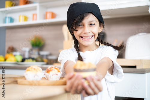 Fotografia Adorable Asian girls enjoy making baked goods in pastry and bakery class at culinary school