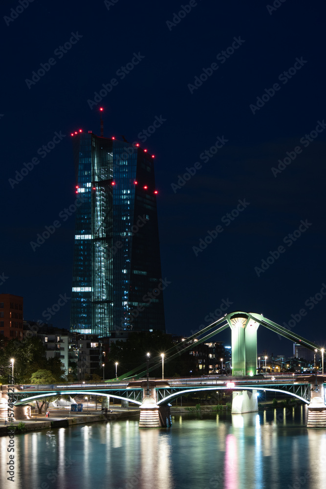Frankfurt am Main bei Nacht mit Skyline