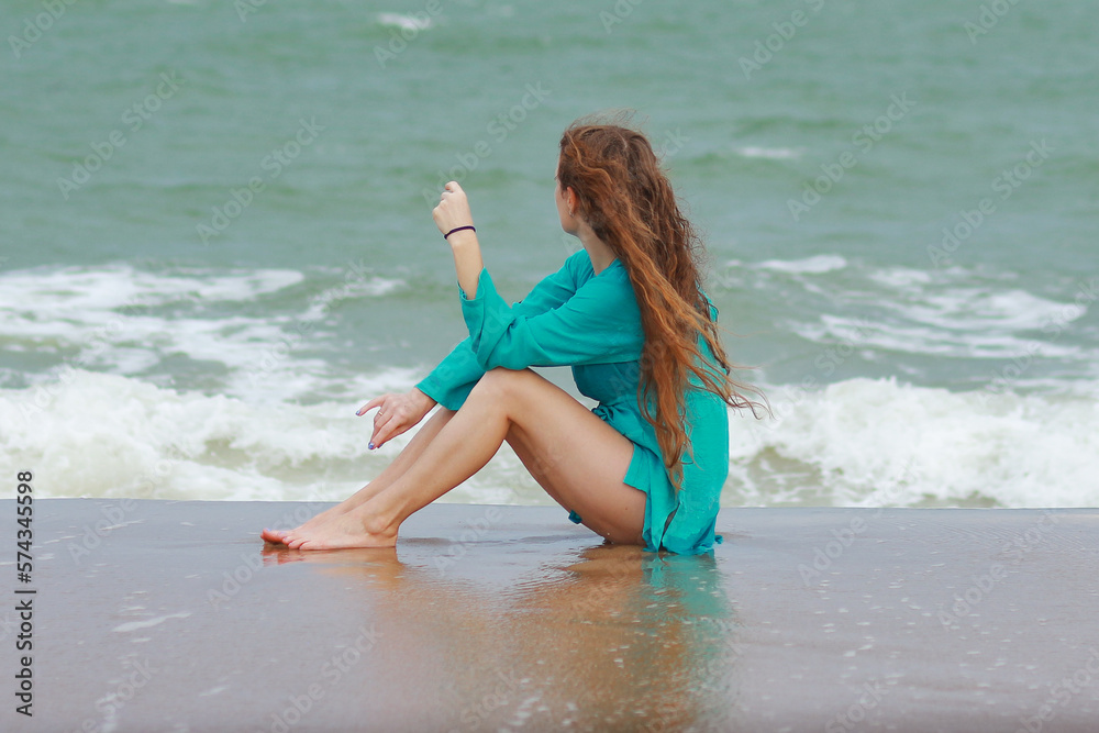 Fototapeta premium woman walking on the beach