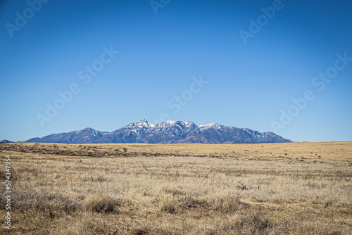Foto Distant mountain range with hills covered in grass in the forground in Arizona