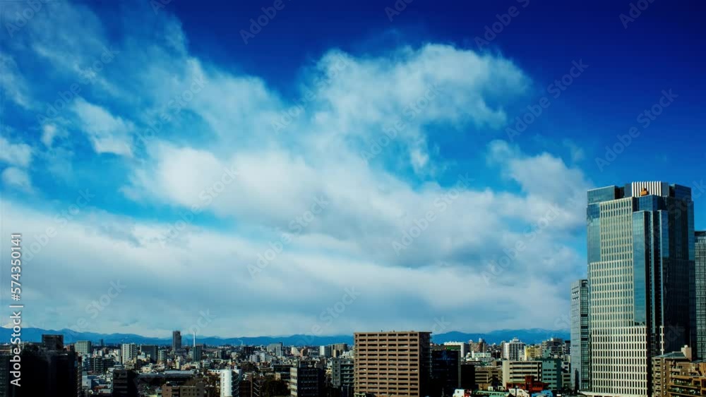 空と雲と街とビルの映像、昼間