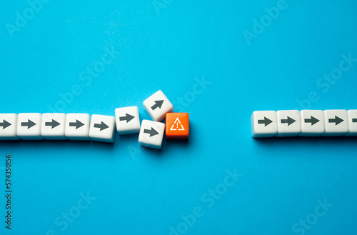 Stopping movement and disruption of processes. Create a problem and slow down the pace of work. Make a delay and accumulation of outstanding tasks. Full stop. Stress, problems. Something wrong.