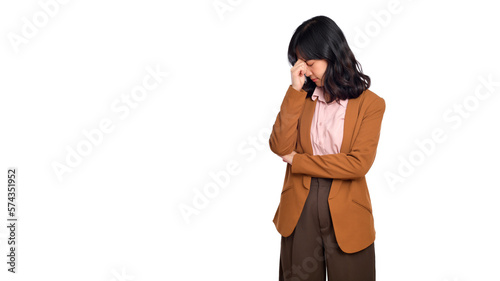 Foto Sad office girl, asian woman sulking and frowning disappointed, standing upset a