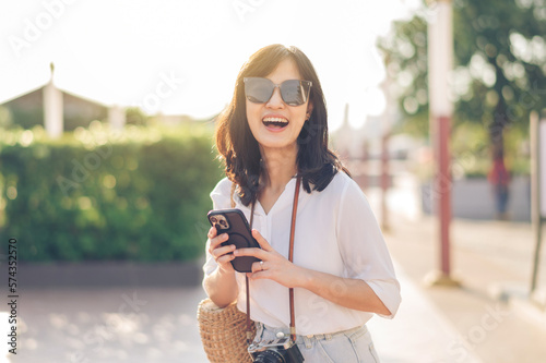 Canvas Print Portrait young beautiful woman with camera explore street on summer vacation in