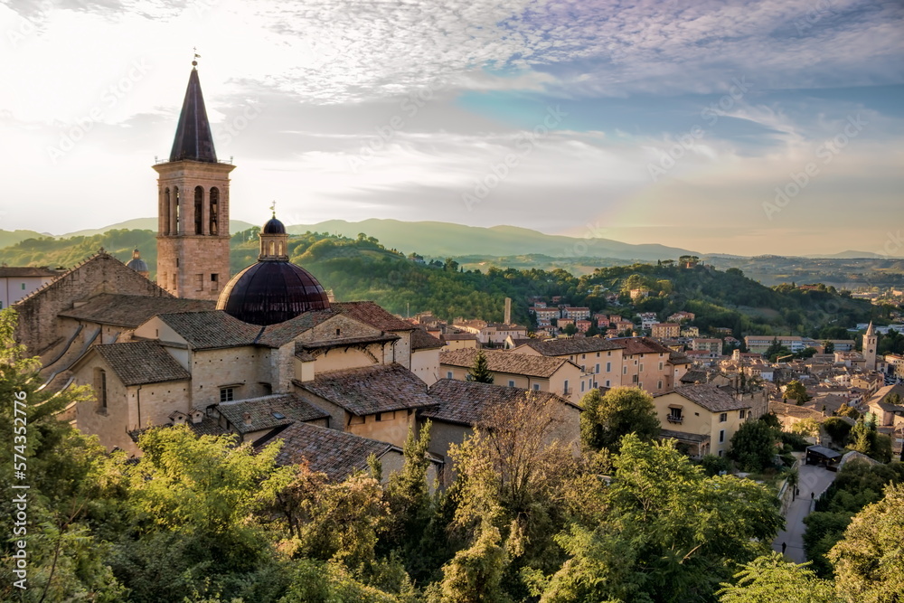 spoleto, italien - stadtpanorama mit kathedrale