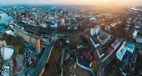 centrum miasta Opole z Wieżą Piastowską i ratuszem duża panorama