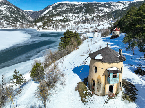 Snowy winter landscape of G...