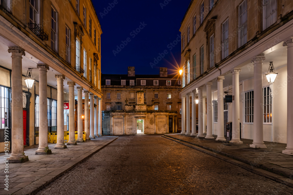 Fototapeta premium walking around Bath historic city centre at dawn